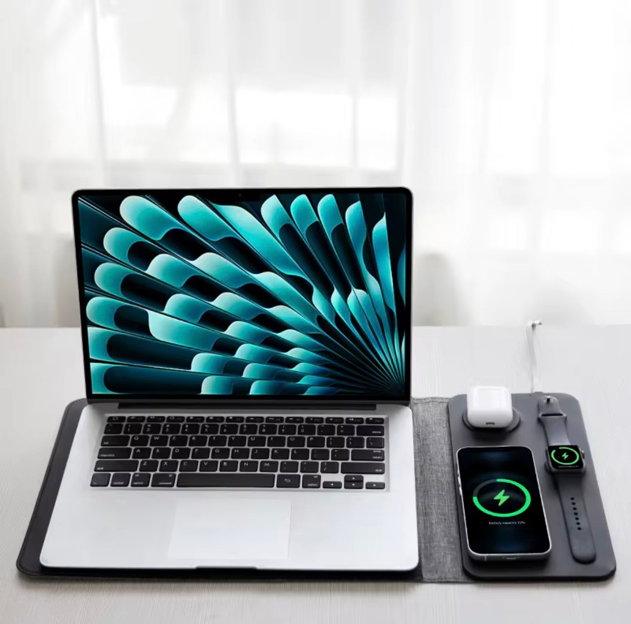 Zwart Laptophoes met draadloze oplader geschikt voor Smartphone , Smartwatches en draadloze oordoppen. Kantoor bureau - Ondernemers .